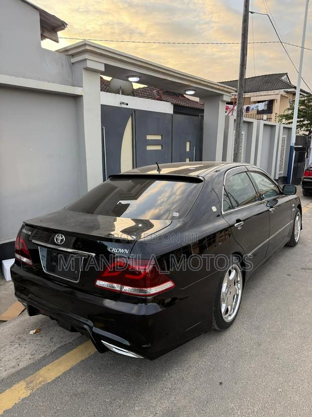Toyota Crown 2006 Black