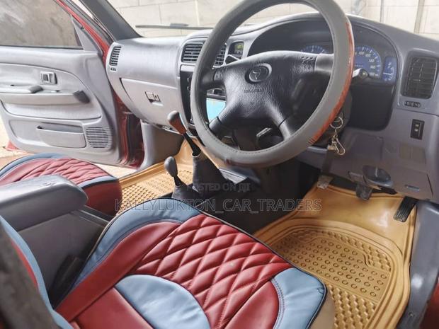 Toyota Hilux 2004 Red