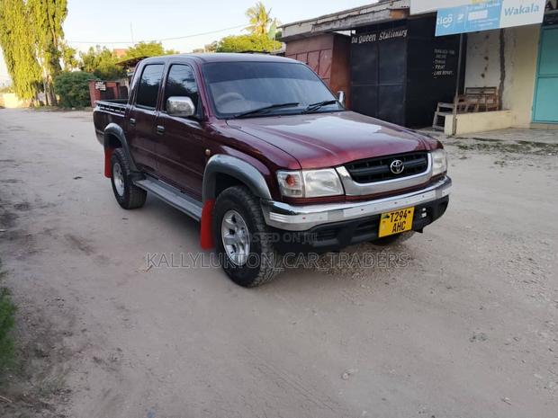 Toyota Hilux 2004 Red