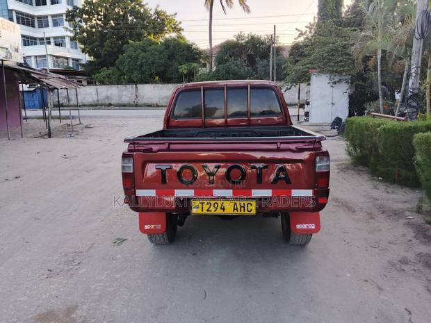 Toyota Hilux 2004 Red