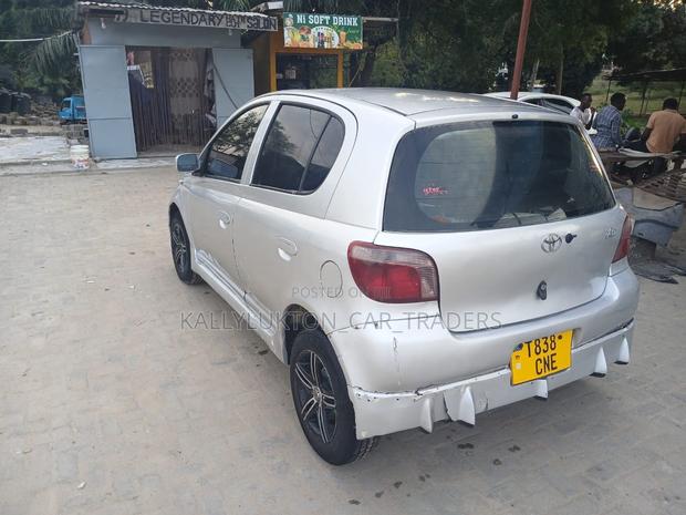 Toyota Vitz 2005 Silver