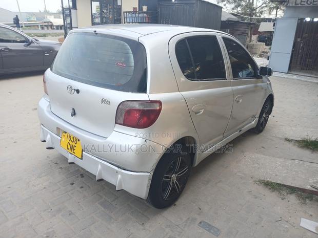 Toyota Vitz 2005 Silver