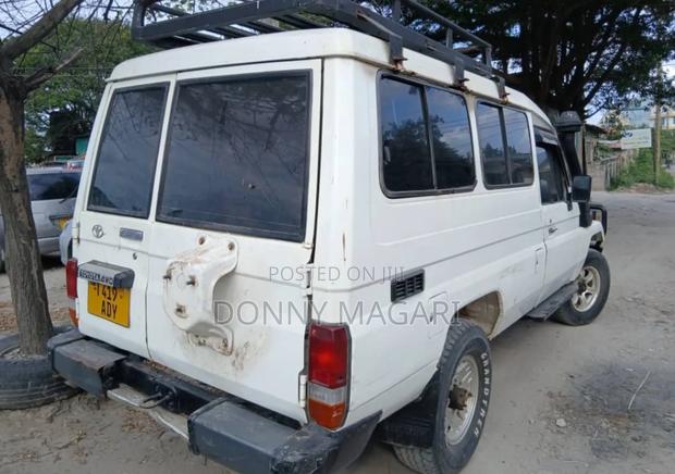 Toyota Land Cruiser 2010 White