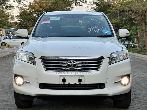 Toyota Vanguard 2011 White