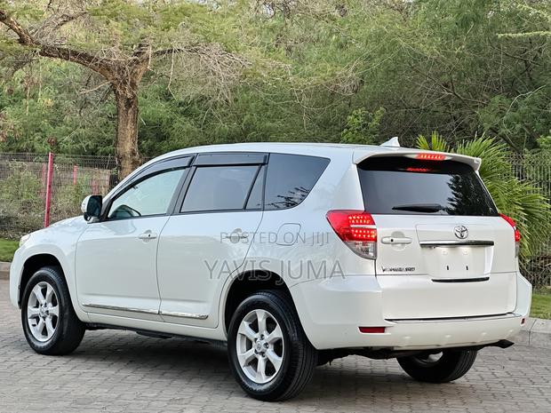 Toyota Vanguard 2011 White