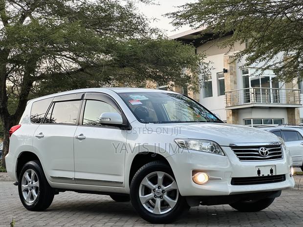 Toyota Vanguard 2011 White