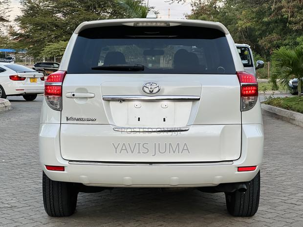 Toyota Vanguard 2011 White
