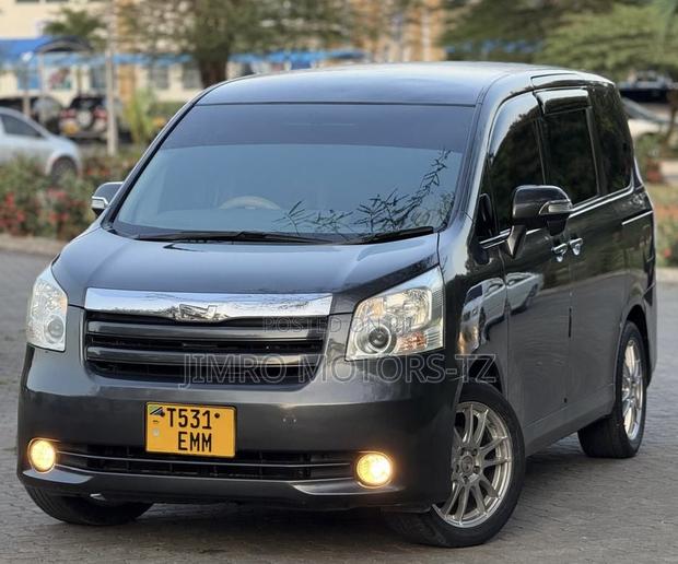 Toyota Noah 2009 Gray