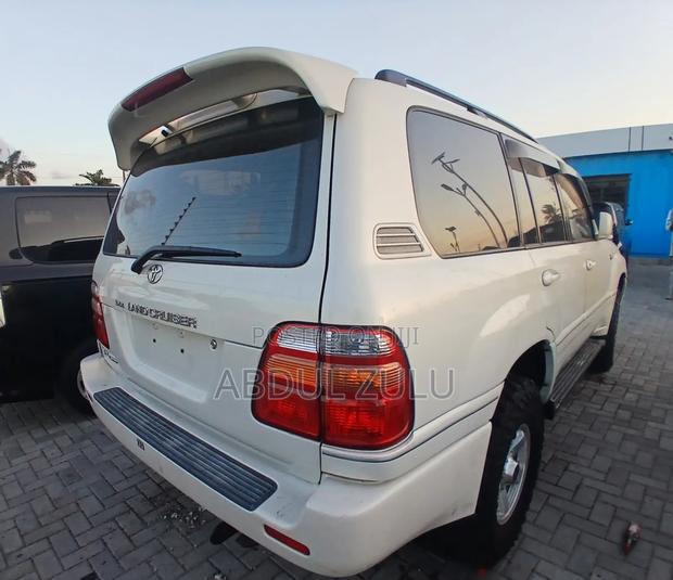 Toyota Land Cruiser 2007 White