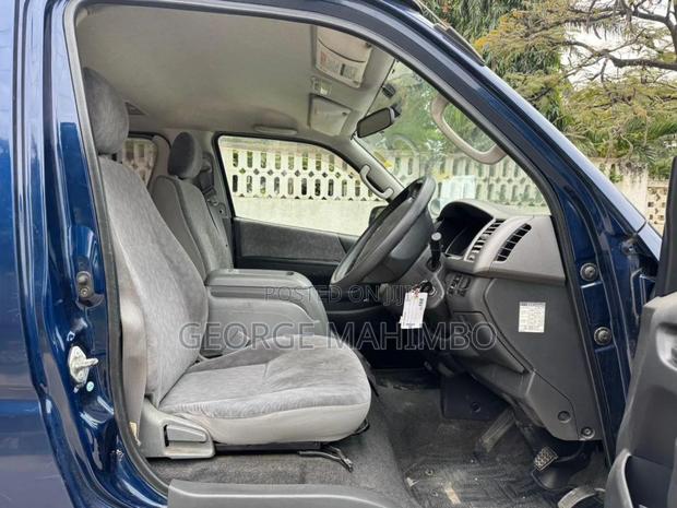 Toyota HiAce 220 2007 Blue