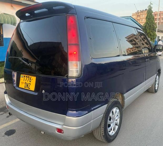 Toyota Noah 2001 Blue