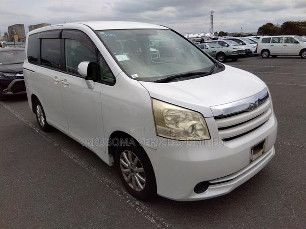 Toyota Noah 2009 Pearl