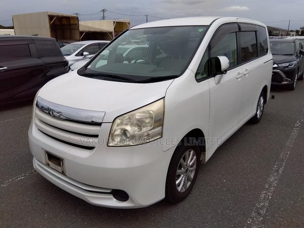 Toyota Noah 2009 Pearl