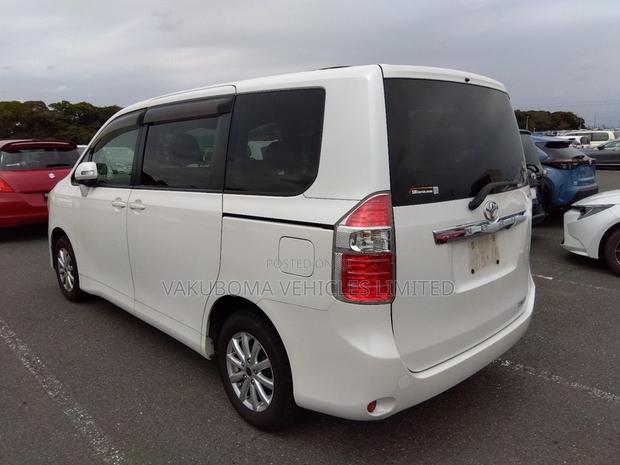 Toyota Noah 2009 Pearl