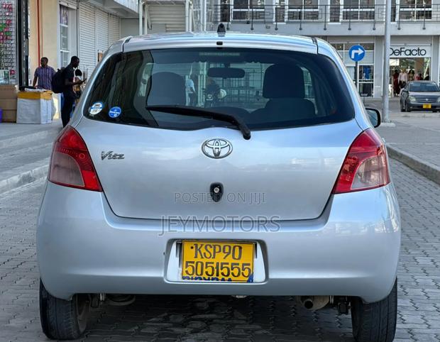 Toyota Vitz 2010 Silver