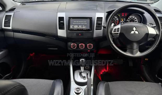 Mitsubishi Outlander 2012 Off white