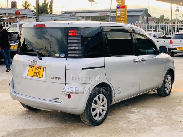 Toyota Sienta 2005 Silver