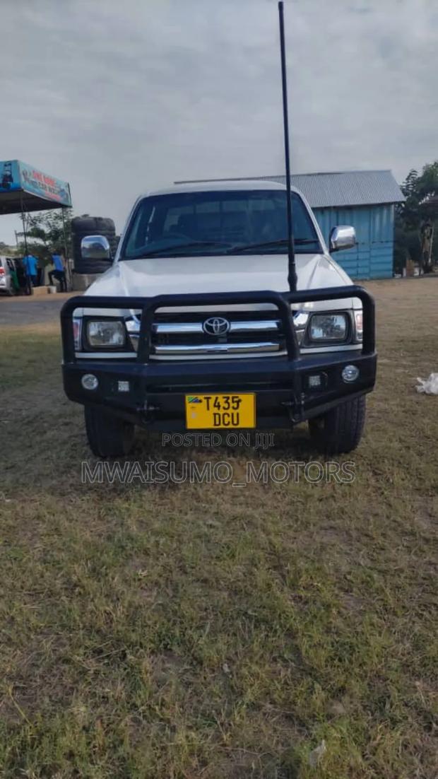 Toyota Hilux 2003 White