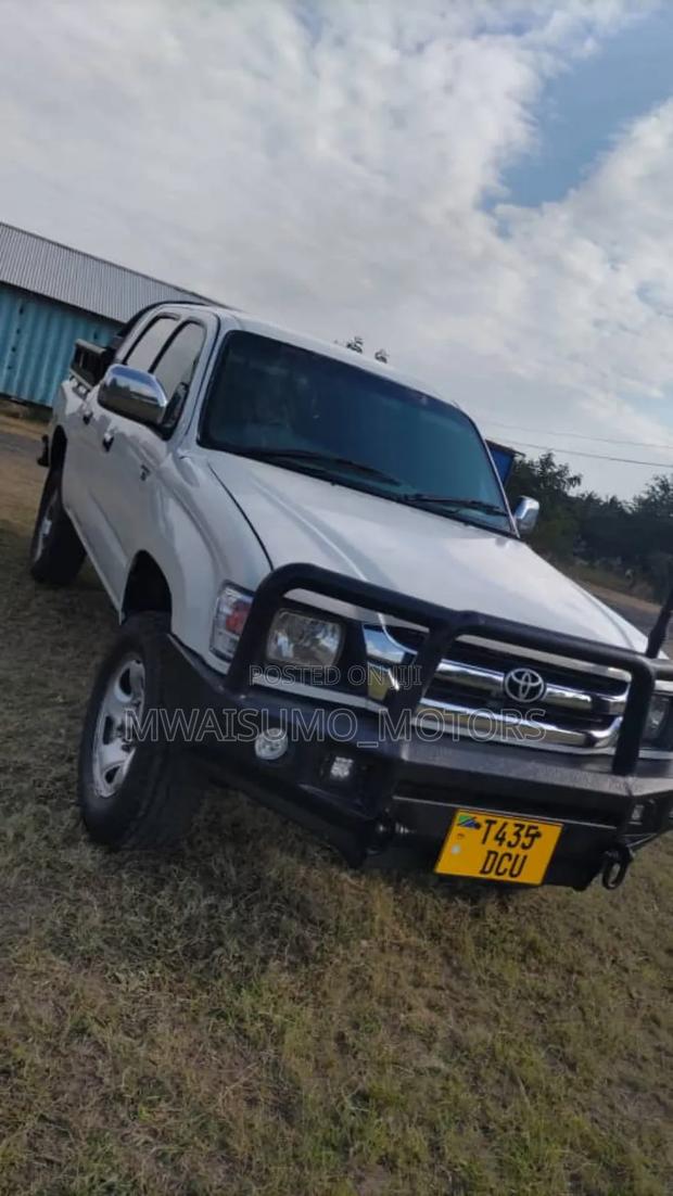 Toyota Hilux 2003 White
