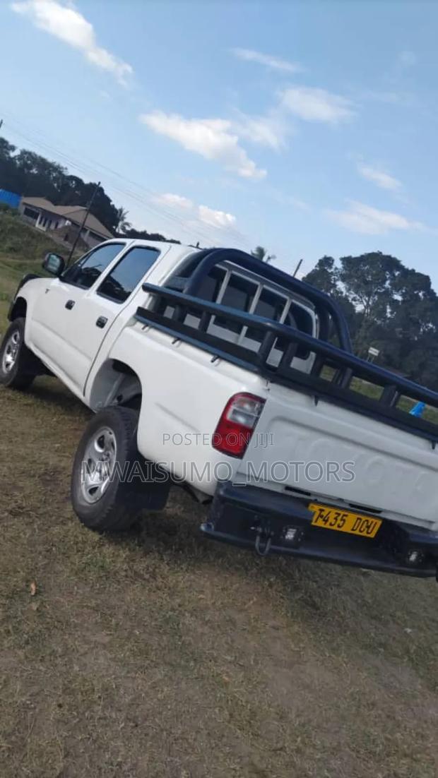 Toyota Hilux 2003 White