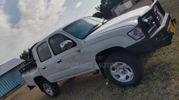 Toyota Hilux 2003 White