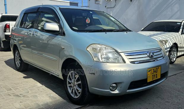 Toyota Raum 2004