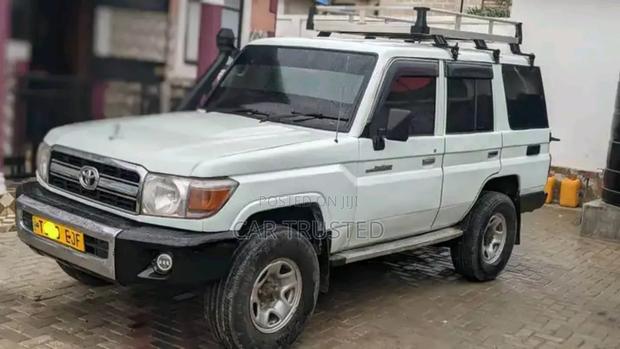 Toyota Land Cruiser 4.0 V6 GX-R 2010 White