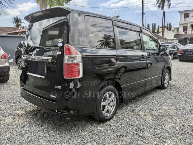 Toyota Noah 2.0 143hp AWD (8 Seater) 2008 Black