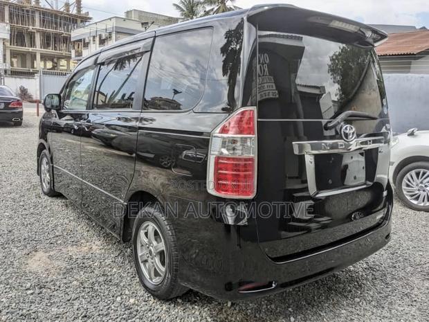 Toyota Noah 2.0 143hp AWD (8 Seater) 2008 Black