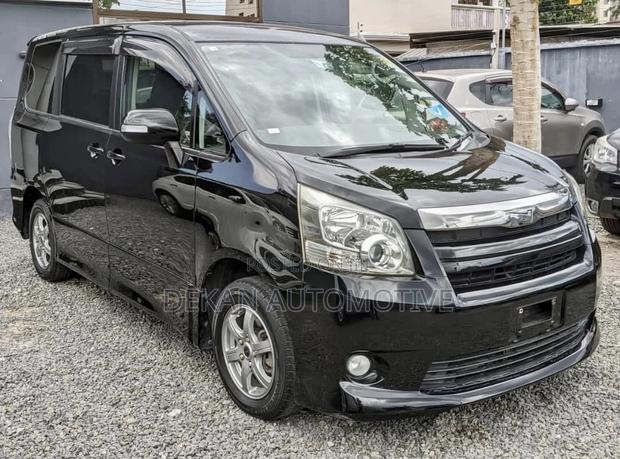 Toyota Noah 2.0 143hp AWD (8 Seater) 2008 Black