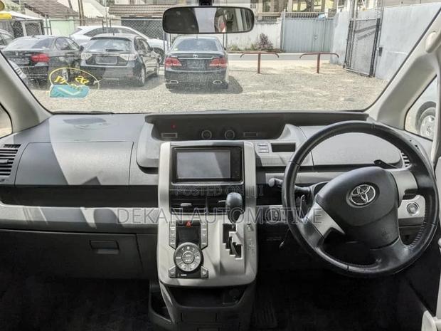 Toyota Noah 2.0 143hp AWD (8 Seater) 2008 Black