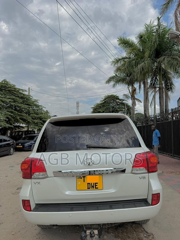 Toyota Land Cruiser 2012 White