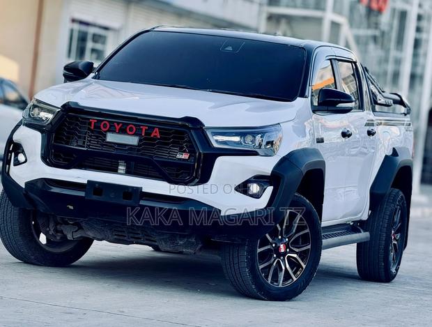 Toyota Hilux 2022 White