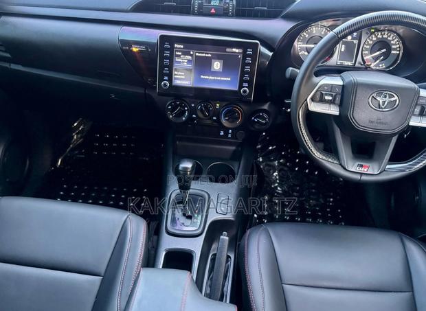 Toyota Hilux 2022 White