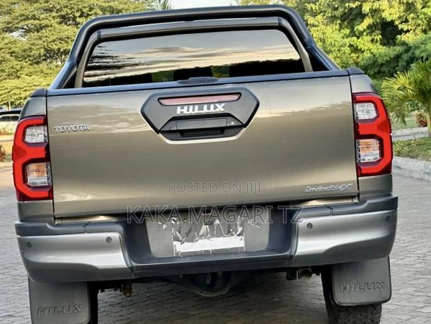 Toyota Hilux 2023 Green