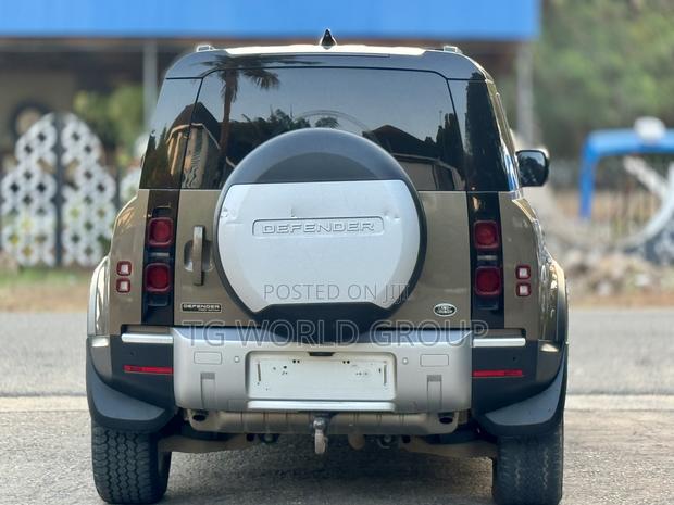 Land Rover Defender SE 2022 Brown