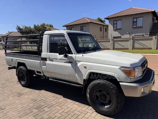 Toyota Land Cruiser 2011 White