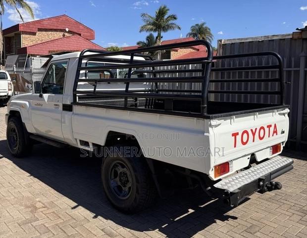 Toyota Land Cruiser 2011 White