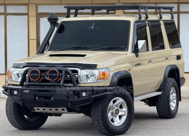 Toyota Land Cruiser 4.0 V6 DLX 2013 Beige