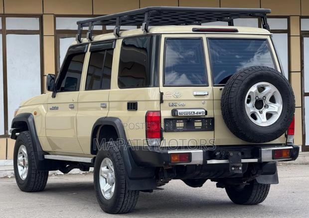 Toyota Land Cruiser 4.0 V6 DLX 2013 Beige