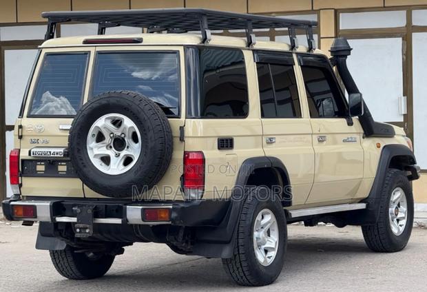 Toyota Land Cruiser 4.0 V6 DLX 2013 Beige