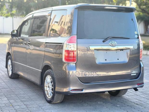 Toyota Noah 2008 Gray