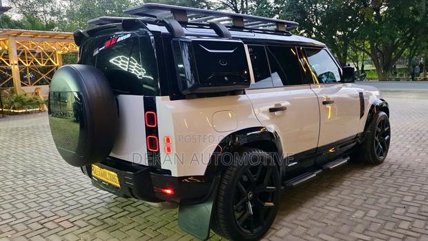 Land Rover Defender X-Dynamic SE 2023 White