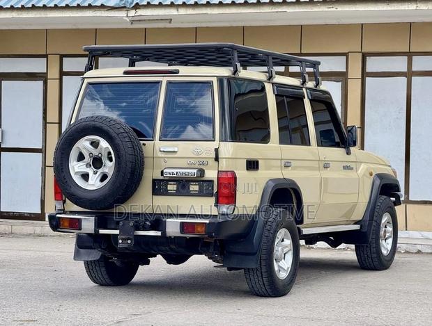Toyota Land Cruiser 4.5 V8 DLX 2013 Beige