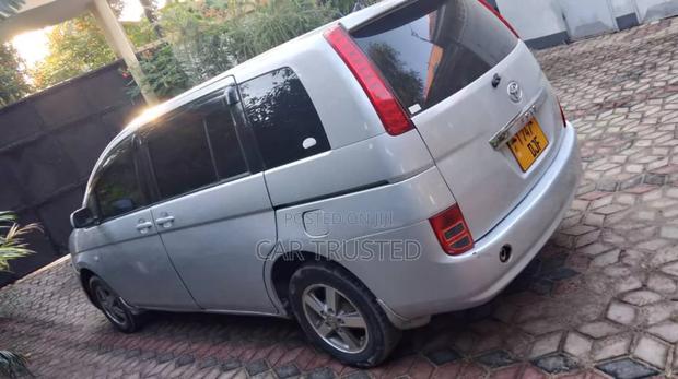 Toyota ISIS 1.8 L 2006 Silver