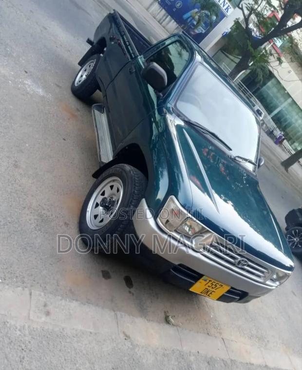Toyota Hilux 2001 Green