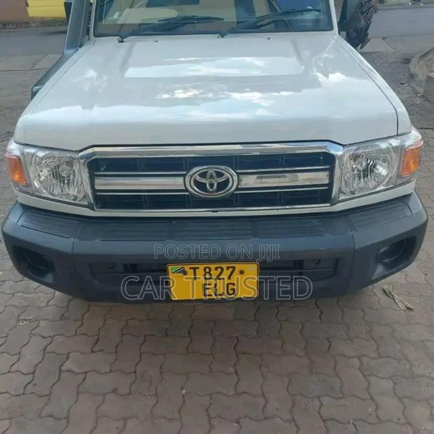 Toyota Land Cruiser 4.0 V6 DLX 2014 White