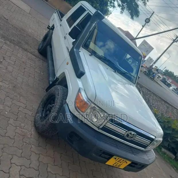 Toyota Land Cruiser 4.0 V6 DLX 2014 White
