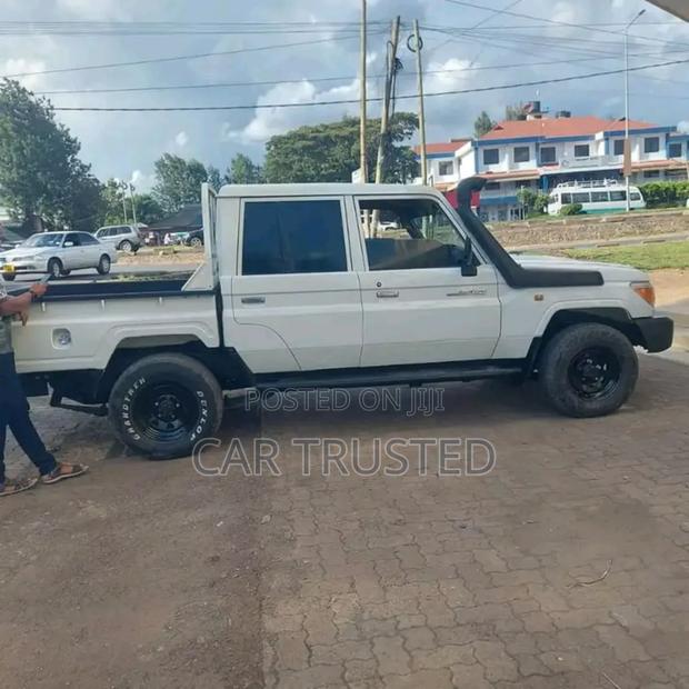 Toyota Land Cruiser 4.0 V6 DLX 2014 White