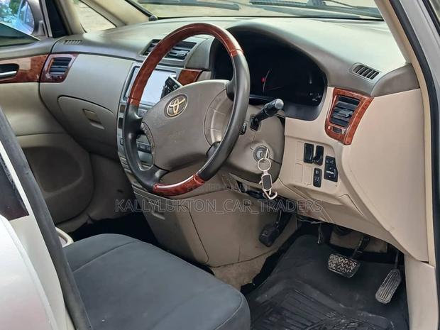 Toyota Ipsum 2004 Silver